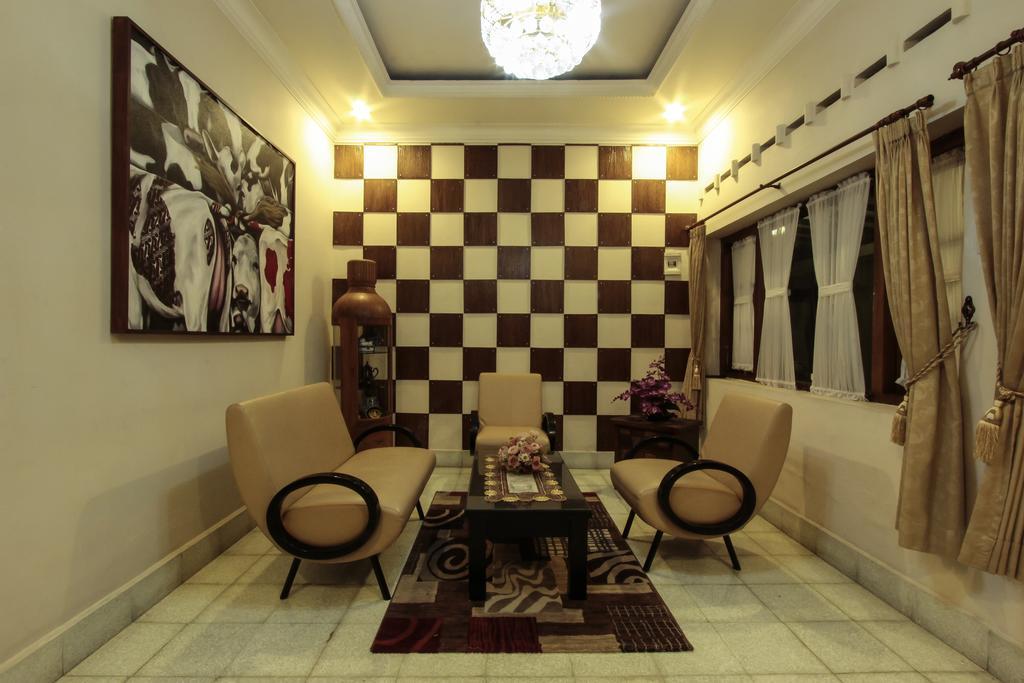 Griya Langen Guesthouse ยอกยาการ์ตา ภายนอก รูปภาพ