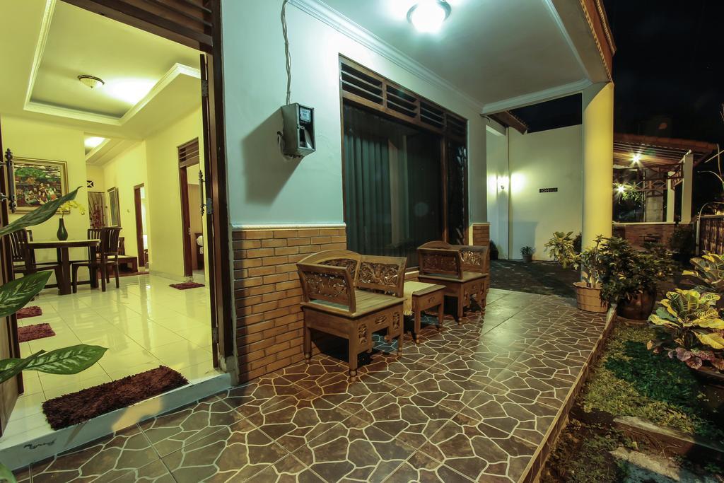 Griya Langen Guesthouse ยอกยาการ์ตา ภายนอก รูปภาพ