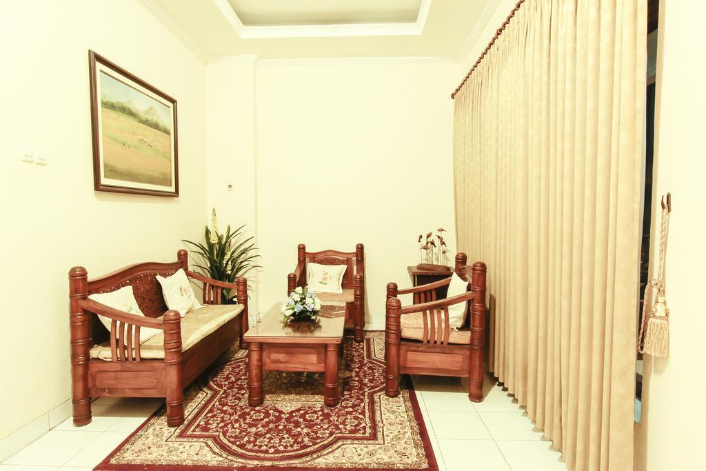 Griya Langen Guesthouse ยอกยาการ์ตา ภายนอก รูปภาพ