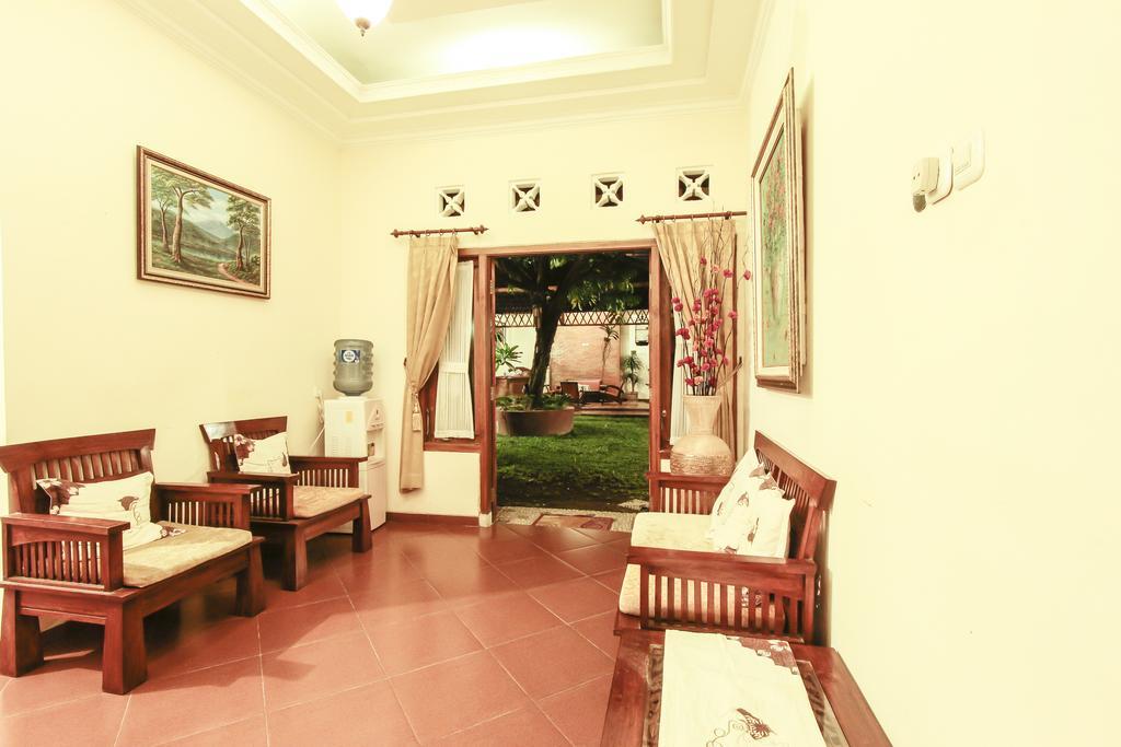 Griya Langen Guesthouse ยอกยาการ์ตา ภายนอก รูปภาพ
